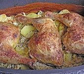Gebackene H&auml;hnchenkeulen auf Kartoffeln (Bild)