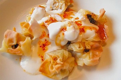 Manti mit Joghurtsauce und Paprikabutter