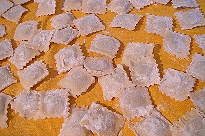 Manti mit Joghurtsauce und Paprikabutter 15