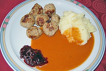 Koettbullar mit brauner Sauce und Preisselbeergelee