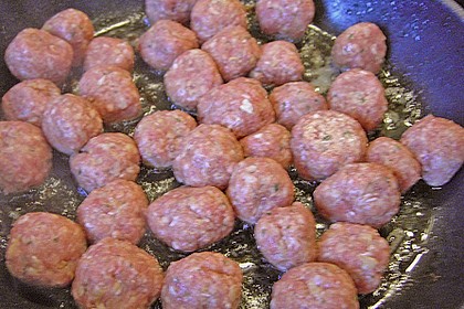 Koettbullar mit brauner Sauce und Preisselbeergelee 9