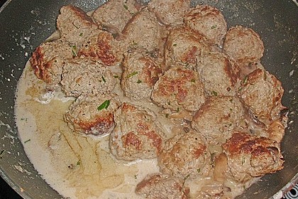 Koettbullar mit brauner Sauce und Preisselbeergelee 11
