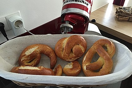 Laugenbrezeln 48