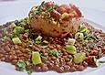 Speckkn&ouml;del auf warmem Linsensalat