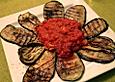 Gegrilltes Auberginen-Carpaccio mit scharfer Tomatensalsa