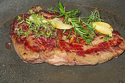 Rindersteaks mit Kräuterrand 1