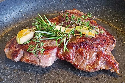 Rindersteaks mit Kräuterrand