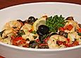 Frische Gambas mit Knoblauch, Oliven und Petersilie