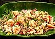 Thai-Salat mit Garnelen, Schweinefleisch und Zitronengras