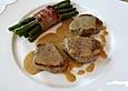 Schweinemedaillons mit Baconbohnen in einer Wei&szlig;wein-Sahne-Sauce
