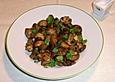 Frische Champignons mit Zwiebeln gebraten