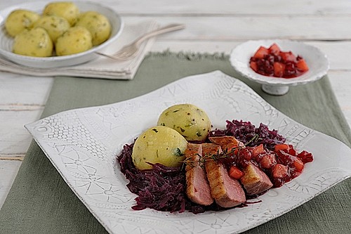 Entenbrust mit Rotkohl und Apfel-Preiselbeer-Kompott (Rezept mit Bild ...