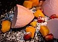 Rote Mousse mit Mango-St&uuml;ckchen  und Granatapfel-Kernen