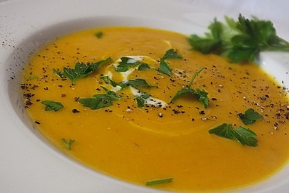 Cremige Kürbissuppe mit Äpfeln, Karotten und Kartoffeln 1