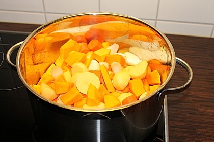Cremige Kürbissuppe mit Äpfeln, Karotten und Kartoffeln 20