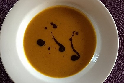 Cremige Kürbissuppe mit Äpfeln, Karotten und Kartoffeln 15