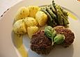 Frikadellen mit Kartoffeln an glasierten Brechbohnen