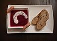 Rote Bete-S&uuml;ppchen mit Meerrettichschaum und ger&auml;uchertem Bachsaibling
