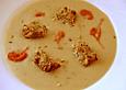 Wei&szlig;e Bohnencremesuppe mit Walnuss-Toastw&uuml;rfeln und Paprikacreme