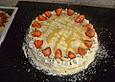 Eierlik&ouml;rtorte mit Erdbeeren