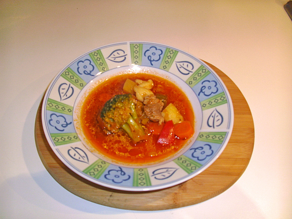 Ungarische Gulaschsuppe mit gezupften Nockerln à la Mama (Rezept mit ...