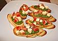 Crostini mit Rucolapesto und Tomaten-Mozzarella-Salat