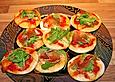 Pizzetti mit Rucola und Parmesan
