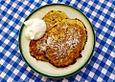 Kartoffel-Latkes mit Zucker und saurer Sahne