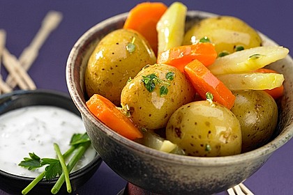 Ofenkartoffen mit Kr&auml;uterjoghurt, Kohlrabi und M&ouml;hren