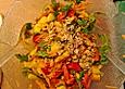 Exotischer Mango-Salat mit Paprika, Koriander und Erdn&uuml;ssen