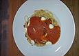 Scharfe Tomatenso&szlig;e mit Pinienkernen, Rucola  und Mozzarella