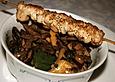 Warmer Pilzsalat mit H&auml;hnchenspie&szlig;en