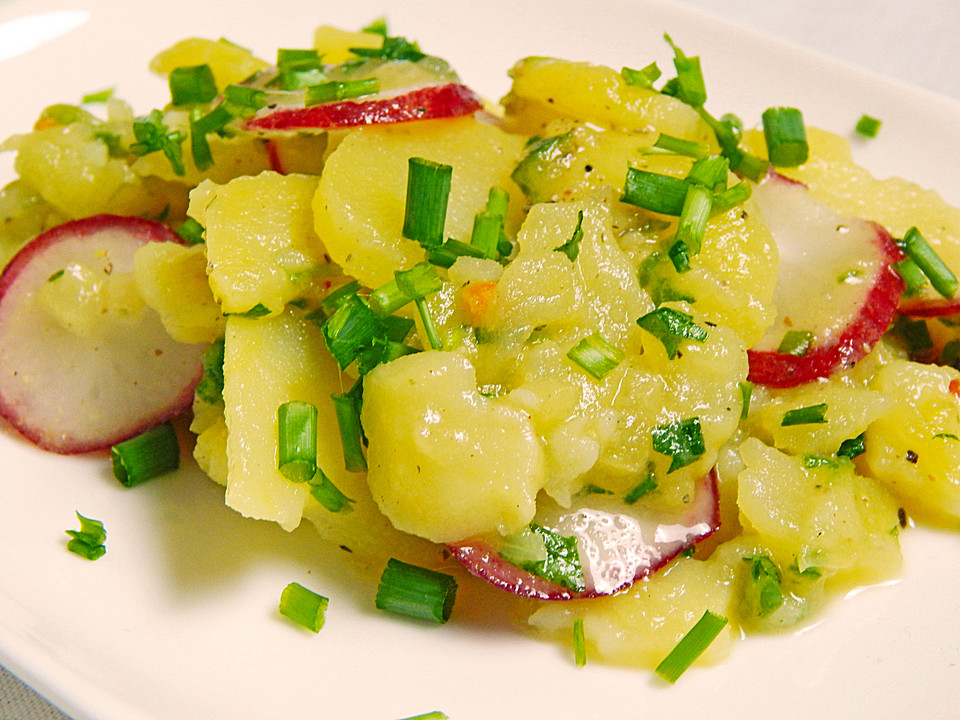 Kartoffel-Radieschen Salat mit Salatgurke und Kräutern (Rezept mit Bild ...