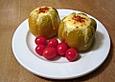Paprika gef&uuml;llt mit pikantem Parmesan-Reis und einer Tomate