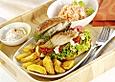Fischburger mit Kartoffelecken und Kr&auml;uterquark