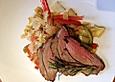 Roastbeef auf glasiertem Wei&szlig;kohl-Paprika Gem&uuml;se