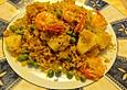 Curry-Bratreis mit Ananas, Erbsen und Garnelen