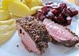 Rehr&uuml;cken mit Pumpernickel-Kruste  auf Holunder-Steckr&uuml;ben und Apfel-Rosmarinmus