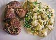 Mit Pesto gef&uuml;llte Steakr&ouml;llchen an Lauchkartoffeln