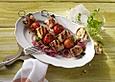 Putenspie&szlig;e mit Spinat, Tomate und Bacon auf rotem Zwiebelsalat