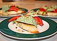 Rucolamousse mit Pinienkernen auf Crostini