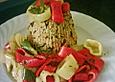 Spitzpaprikagem&uuml;se (rot und gelb) mit Fr&uuml;hlingszwiebel an Wildreis-Kegel