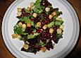 Pfl&uuml;cksalat mit Croutons und Granatapfel