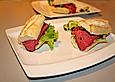 Mini-Baguette mit Roastbeef und Gurkenrelish