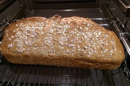 Dinkelbrot mit Leinsamen und Sonnenblumenkernen