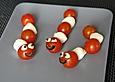 Tomaten-Mozzarella-Raupen
