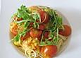 Spaghetti mit geschmolzenen Safran-Tomaten, Garnelen und Rucola