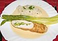 Putenbrustroulade an gr&uuml;nem Spargel