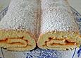 Biskuitroulade mit Marillenmarmelade