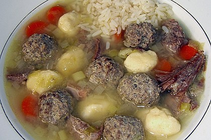 Deftige Hochzeitssuppe mit Rindfleisch, Mehl- und Hackkl&ouml;&szlig;chen